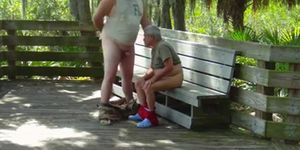 Gordo cepillandose a abuelo en el parque