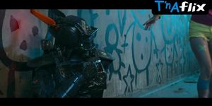 Yo-Landi Visser Sexy Scene  in Chappie