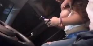 Manoseando tetas en carro