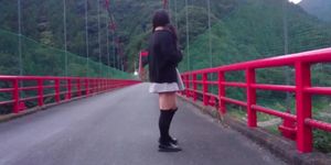 Honoka who likes to expose himself outdoors in the middle of a bridge.