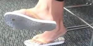 Candid Feet: Sexy Asian MILF Sandal Play