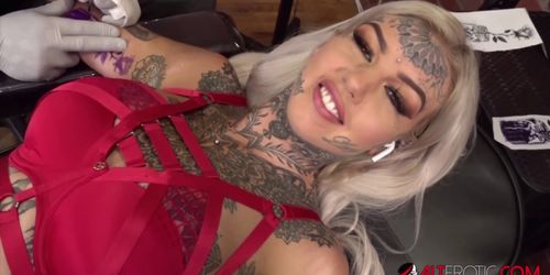 Amber Luke masturbates while getting tattooed