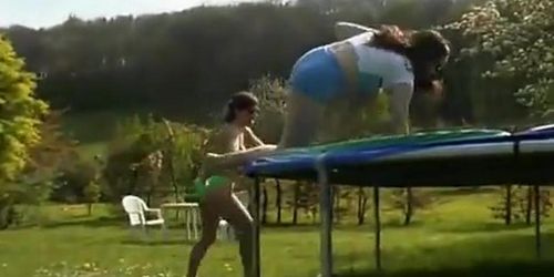 Lesbianas amantes de la orina hacen travesuras al aire libre.mp4