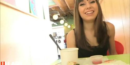 Risi Flashing in coffe shop - Sexxarts