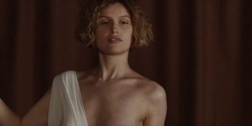 Laetitia Casta nude - La jeune fille et les loups 2007