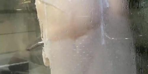 Bubble Butt Slut Spreads Her Cheeks Against Glass and Pisses, Playing With Herself While She Does