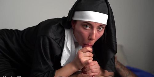 Naive nun is tricked by WhatsApp and exorcises a rooster