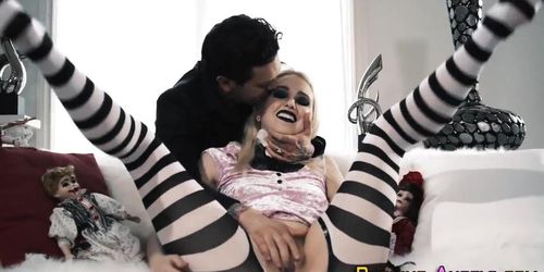 Goth teen gets wet pussy rubbed