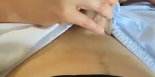 RAGAZZA ITALIANA FA UN POMPINO DI NASCOSTO MENTRE I SUOI GENITORI SONO NELLA STANZA VICINO