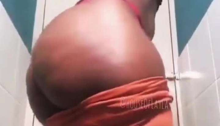 Zimbabwe Big Booty Porn - Zim pulled skirt down to show her fat ASS in the bathroom - Tnaflix.com